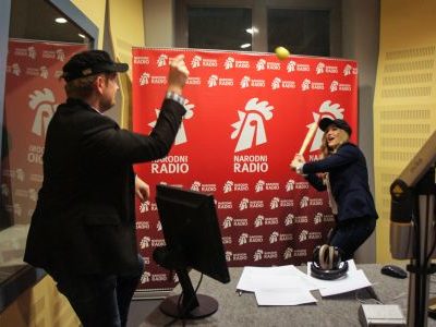 Ivana Radovniković igra baseball u studiju Narodnog radija