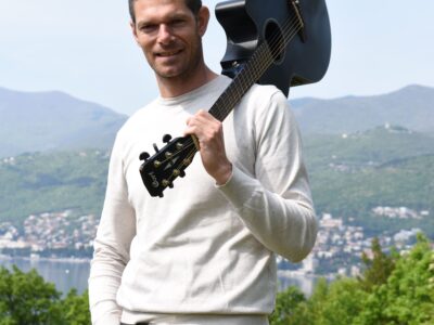 Tenisač zamijenio reket mikrofonom!