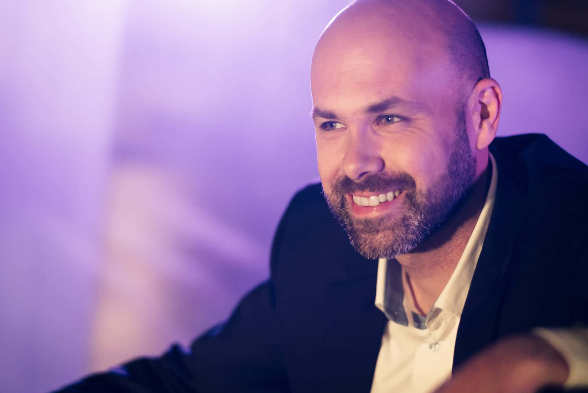Marko Košutić surađivao je s mnogih glazbenim zvijezdama, a sada predstavlja svoju autorsku pjesmu
